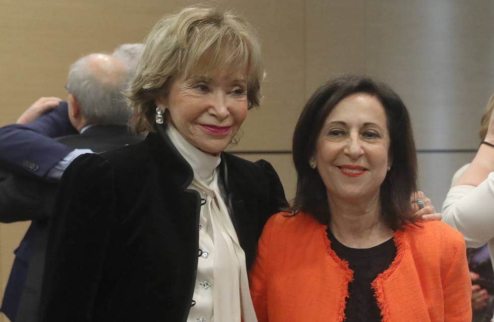 María Teresa Fernández de la Vega (izquierda) junto a Margarita Robles.