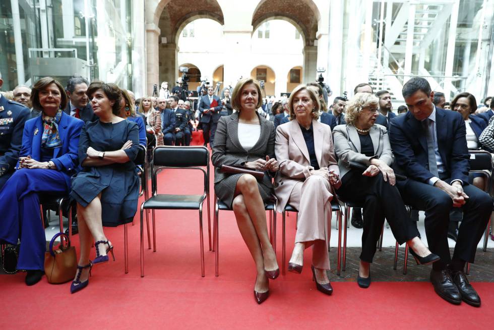 Soraya Sáenz de SantamarÃa y MarÃa Dolores de Cospedal, durante la celebración del dÃa de la Comunidad de Madrid.