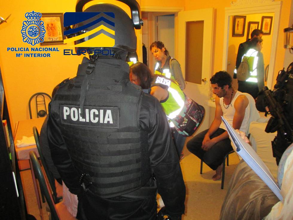 La policÃa en uno de los registros con uno de los 28 detenidos por tráfico de menores.