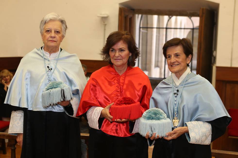 La vicepresidenta (centro) con dos mujeres honoris causa nombradas el pasado viernes en la Universidad de Salamanca.