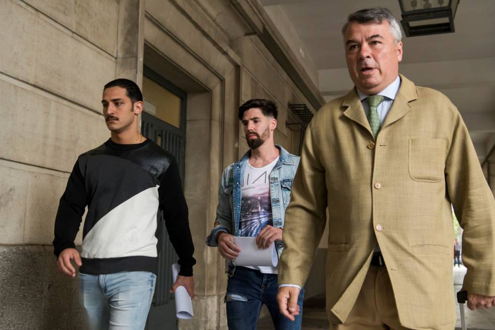 A la derecha, el abogado AgustÃn MartÃnez, junto a Cabezuelo y Escudero, dos miembros de La Manada.