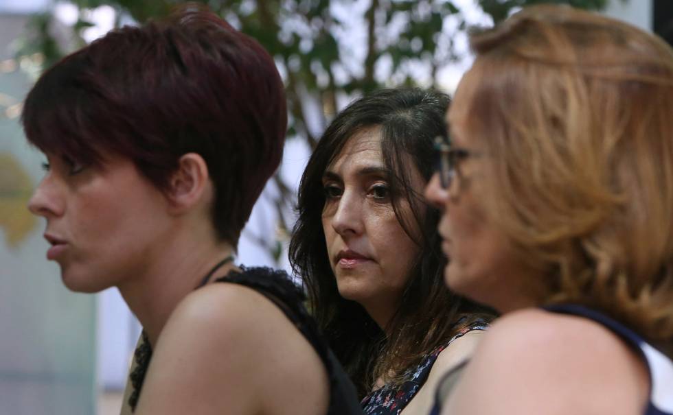 Rosa Poveda, madre de Aguilar, entre Noelia Bou, portavoz de la familia y la abogada Mª Teresa Rojas, en rueda de prensa.