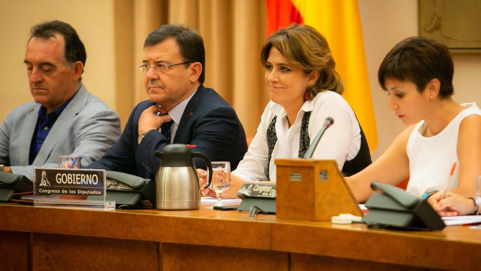 Resultado de imagen de que aÃºn yacen en fosas y cunetas âahora ese proceso estaba en manos de familiares y voluntariosâ y elaborarÃ¡ un censo oficial de vÃ­ctimas de la Guerra Civil y la dictadura