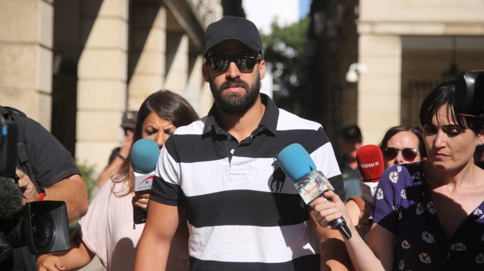 Antonio Manuel Guerrero, miembro de La Manada, sale de declarar de los juzgados de Sevilla.