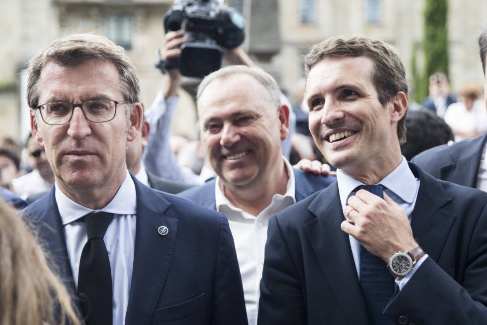 El presidente del PP, Pablo Casado, el lunes en el funeral del ex presidente de la Xunta de Galicia, Gerardo Fernandez Albor, junto al presidente de la Xunta de Galicia, Alberto Núñez Feijóo.