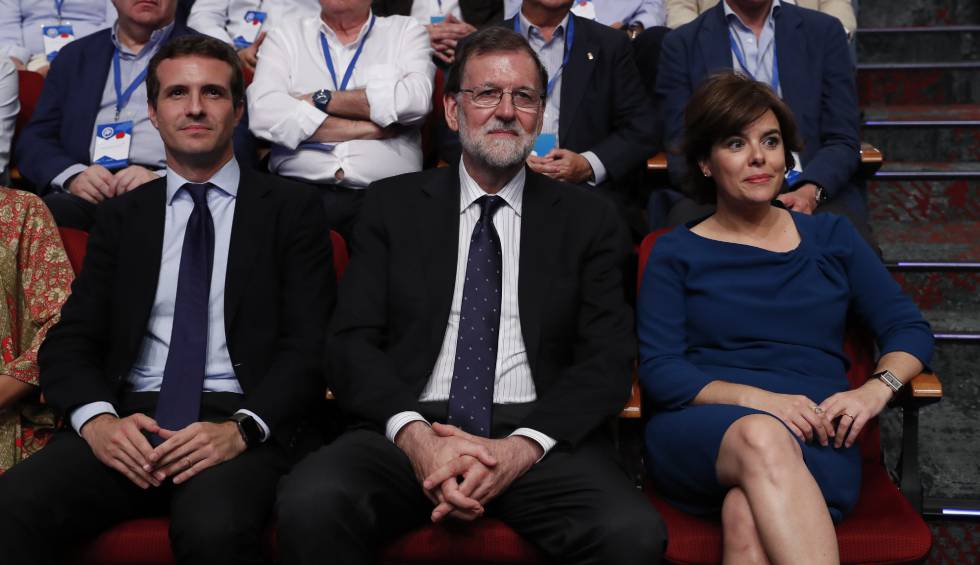 Casado, Rajoy y Sáenz de SantamarÃa, durante el congreso del PP.