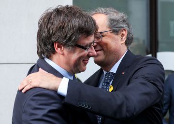 Cales Puigdemont y Quim Torra se saludan, este sábado en Bruselas. 