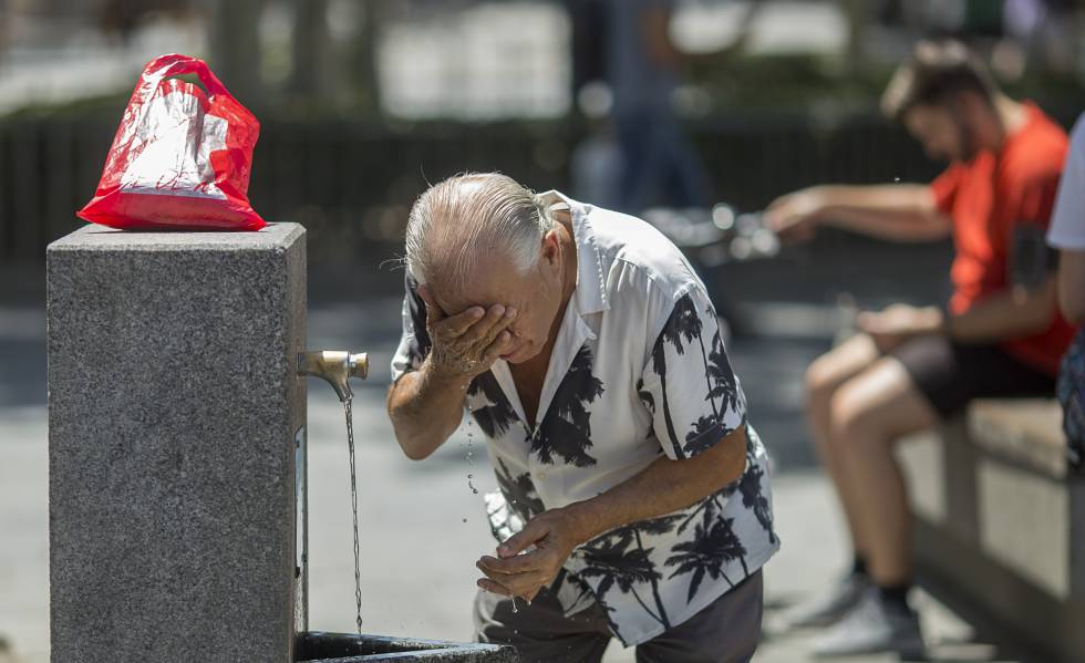 Un hombre se refresca este martes en una fuente de Sevilla. 