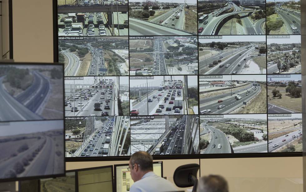 Monitores del centro de gestión del tráfico en Sevilla.