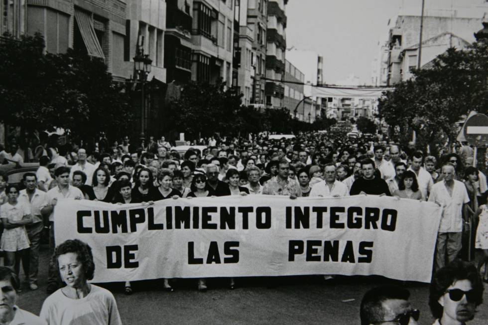 Manifestación en Puente Genil (Córdoba) tras el crimen de Casta Castrillo, ocurrido el 19 de julio de 1995.