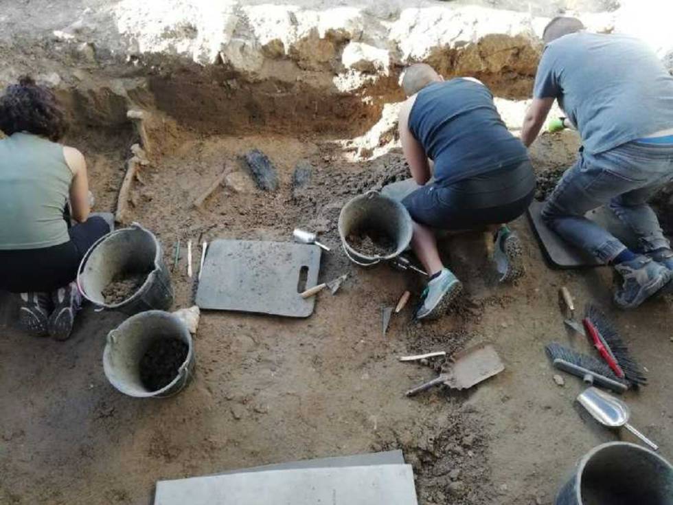 Tres trabajadores de la Asociación de Recuperación de Memoria Histórica durante la exhumación de la fosa en Boadilla.