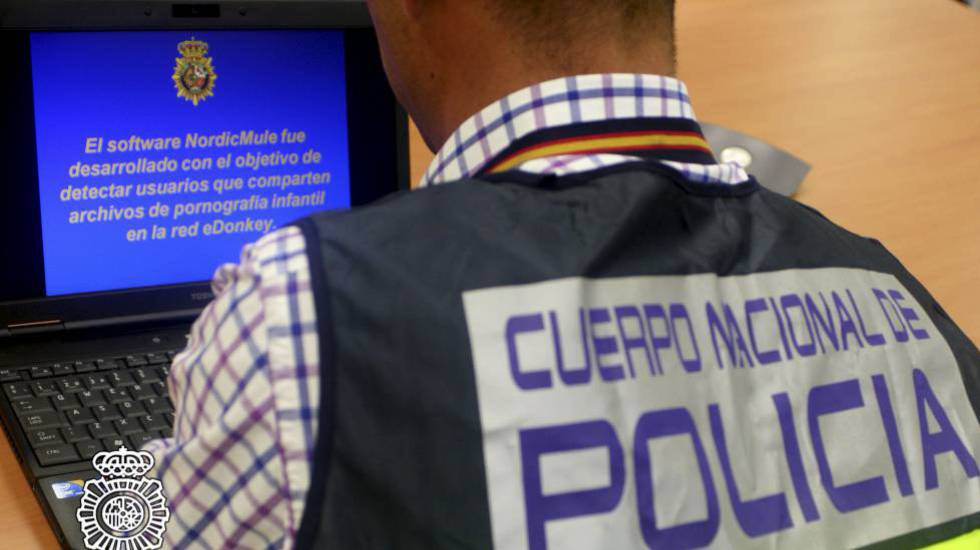 Un agente revisa un ordenador en una operación contra la pornografÃa infantil.