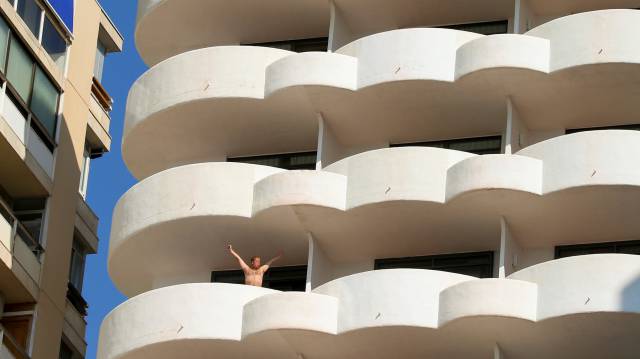 Un turista en la terraza de un hotel en Palma.