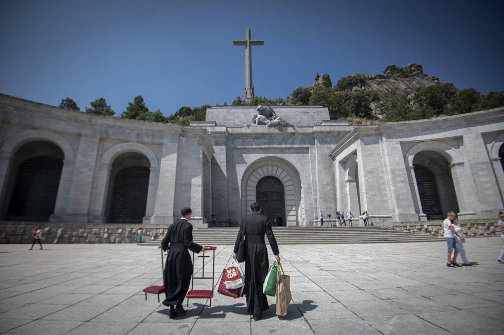 Dos clérigos llegan a la basílica del Valle de los Caídos, este viernes.