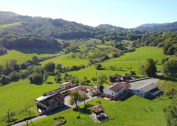 Se vende idílica aldea asturiana con vistas a los Picos de Europa por 2,3 millones