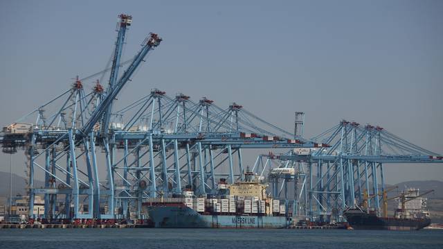 Vista general de grúas y contenedores en el puerto de Algeciras (Cádiz).