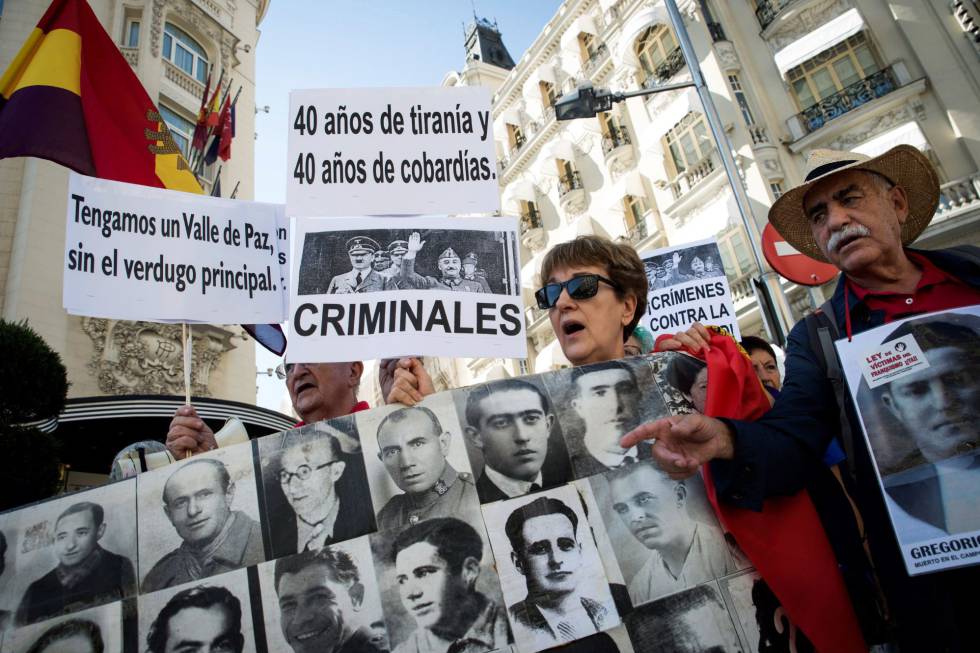 Varios miembros de asociaciones de la memoria histórica, este jueves, frente al Congreso.