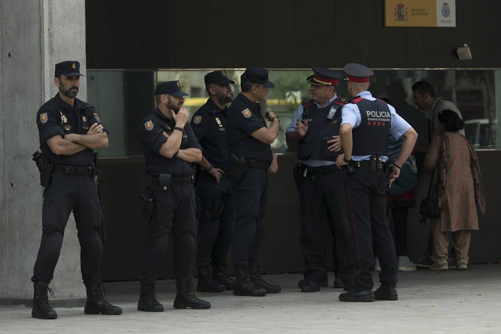 Miembros de la PolicÃa Nacional de los Mossos d'Esquadra en Barcelona.rn