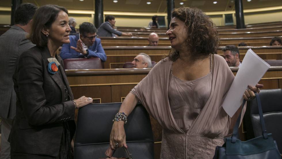 María Jesús Montero, Ministra de Hacienda, y Reyes Maroto, de Turismo, en el Congreso este 18 de septiembre.