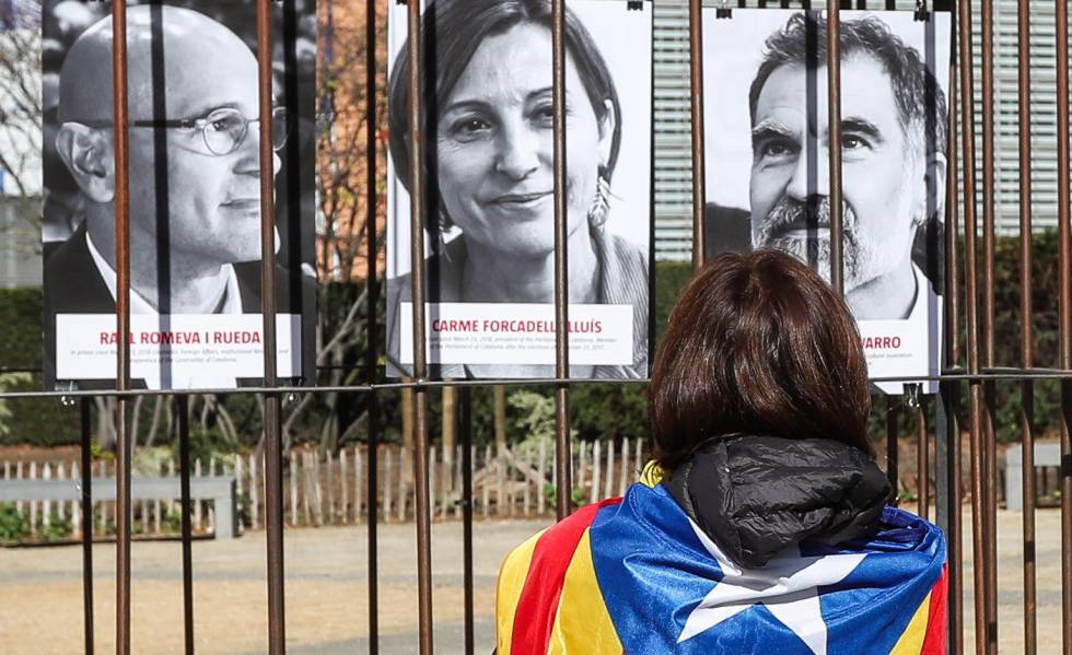 Una simpatizante independentista mira las fotografías de políticos catalanes presos expuestas en la plaza de Schuman (Bruselas).