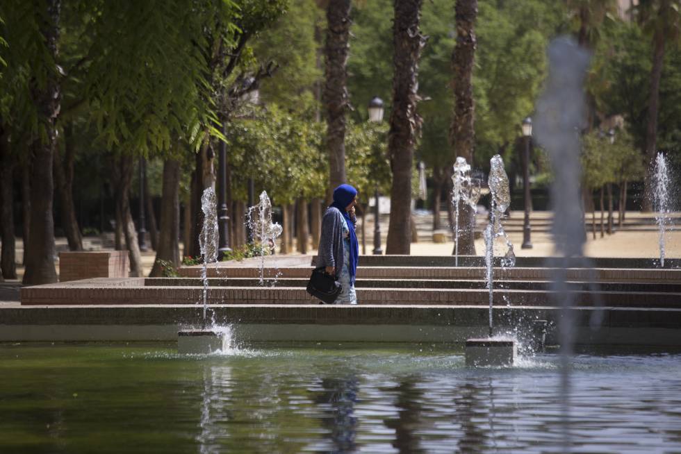 Una mujer con un hiyab pasea por Sevilla. 