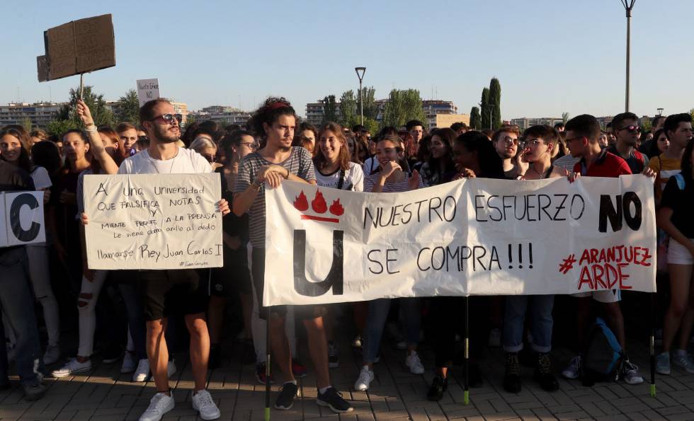 Un grupo de alumnos en la huelga convocada por las asociaciones estudiantiles en la Universidad Rey Juan Carlos (URJC) para protestar por los escándalos.