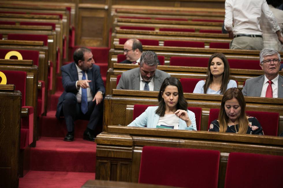 Los grupos de la oposiciÃ³n en el Parlament a la espera del comienzo del pleno.