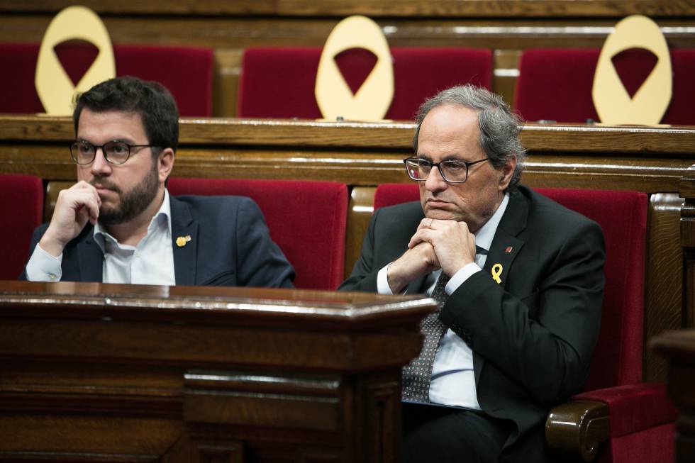 El vicepresidente catalan, Pere Aragones, junto a Quim Torra, durante el pleno.rn 