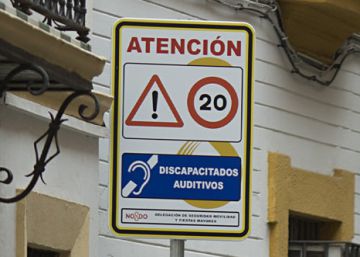 Atención: zona especialmente transitada por personas con discapacidad auditiva