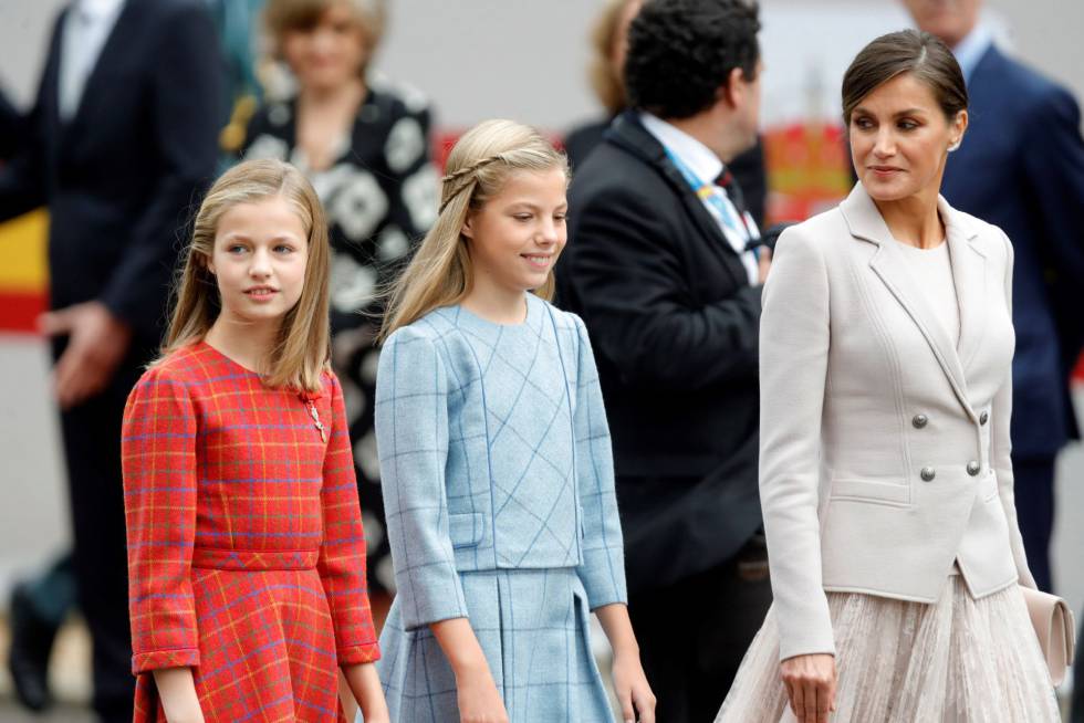 La Reina, junto a sus hijas, la princesa Leonor, y la infanta Sofía.