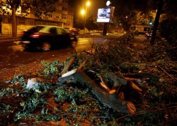 La tormenta Leslie toca tierra en Portugal con vientos de hasta 190 kilómetros por hora e intensas lluvias
