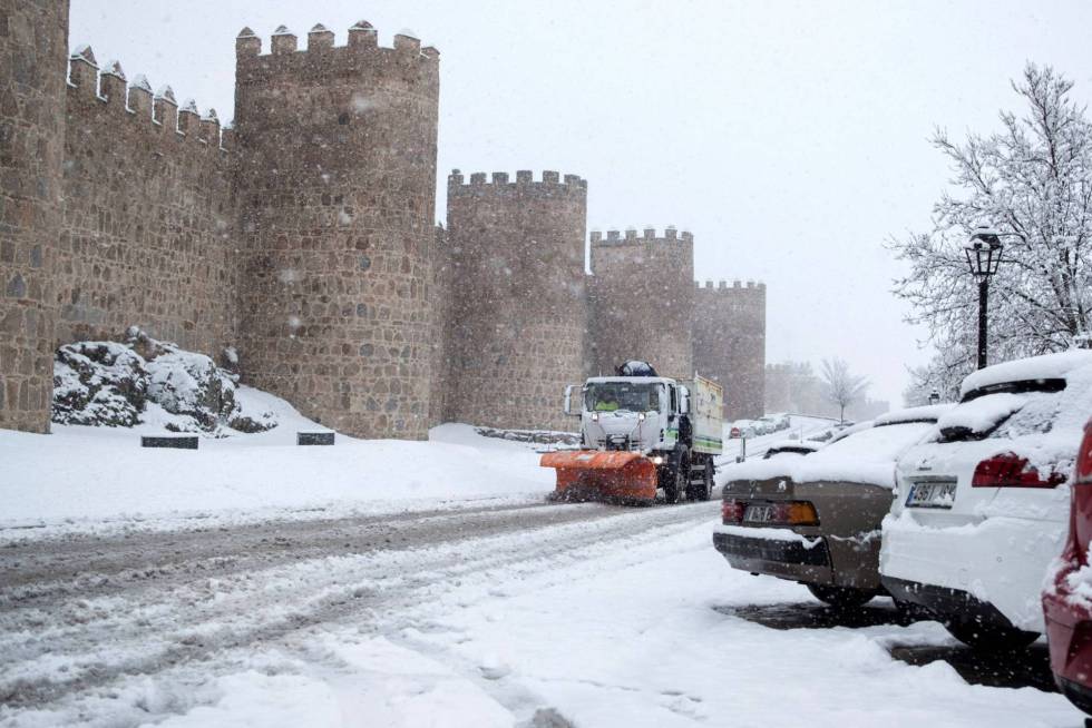 Una máquina quitanieves trabaja para retirar la nieve caída junto a la muralla de Ávila el pasado mes de marzo.  rn