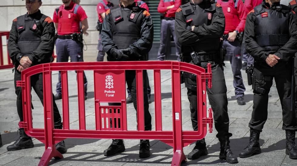 Agentes de la PolicÃ­a Foral frente al Palacio de Justicia de Pamplona el pasado abril.