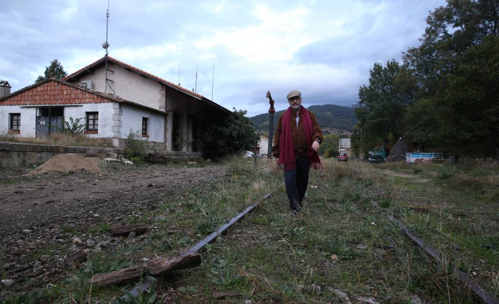 Juan Carlos López, presidente de la plataforma Milana Bonita, en la estación de Hervás, Cáceres, sin servicio desde los ochenta.