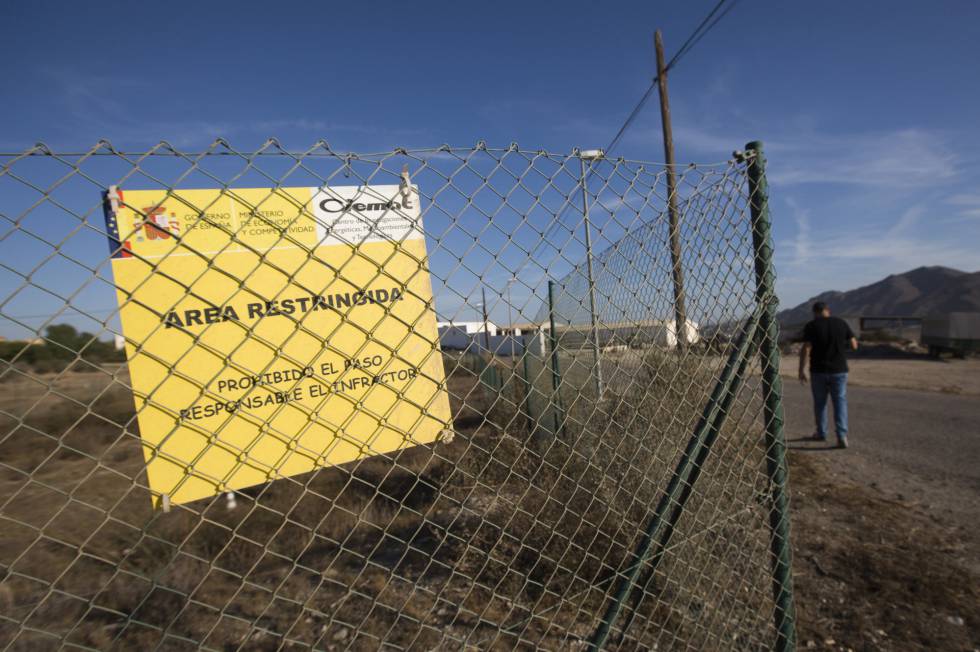 Valla que la limita la zona contaminada por la caída de cuatro bombas nucleares hace 52 años en Palomares.rn 
