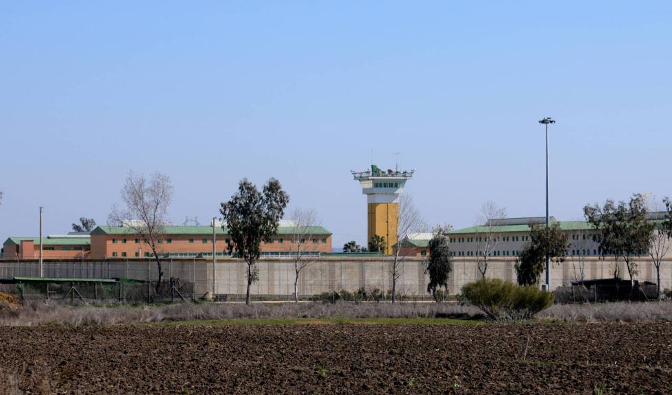 Imagen del exterior de la cárcel de Huelva. rn