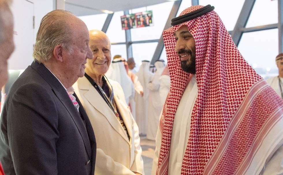Don Juan Carlos charla con al príncipe heredero de Arabia Saudí, Mohamed Bin Salmán, este domingo en Abu Dabi.