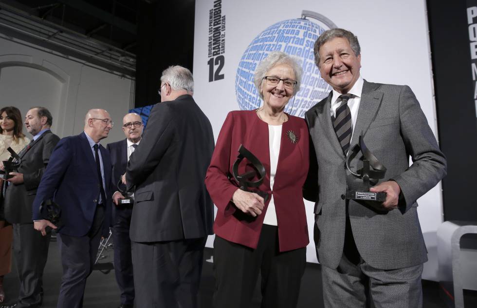 Soledad Gallego-Díaz y Sami Naïr posan hoy en San Sebastián con los premios Ramón Rubial.