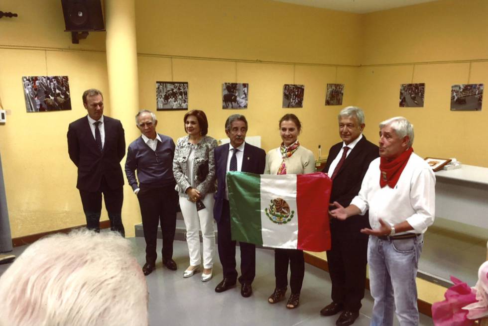 LÃ³pez Obrador sujeta la bandera de MÃ©xico durante su visita a Ampuero del aÃ±o pasado. A la derecha, un pariente de Cantabria.