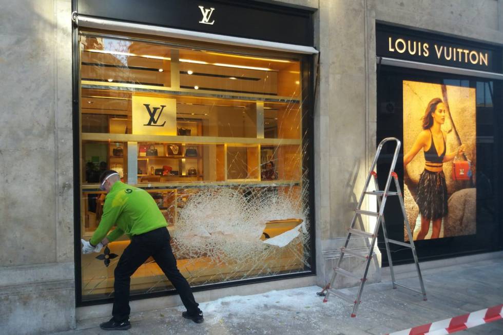 Tres detenidos por intentar robar en una tienda de Louis Vuitton y darse a la fuga a tiros en Valencia 1544437275_076613_1544437516_noticia_normal