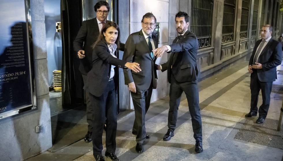 Mariano Rajoy sale del restaurante desde donde siguió parte del debate de la moción de censura.