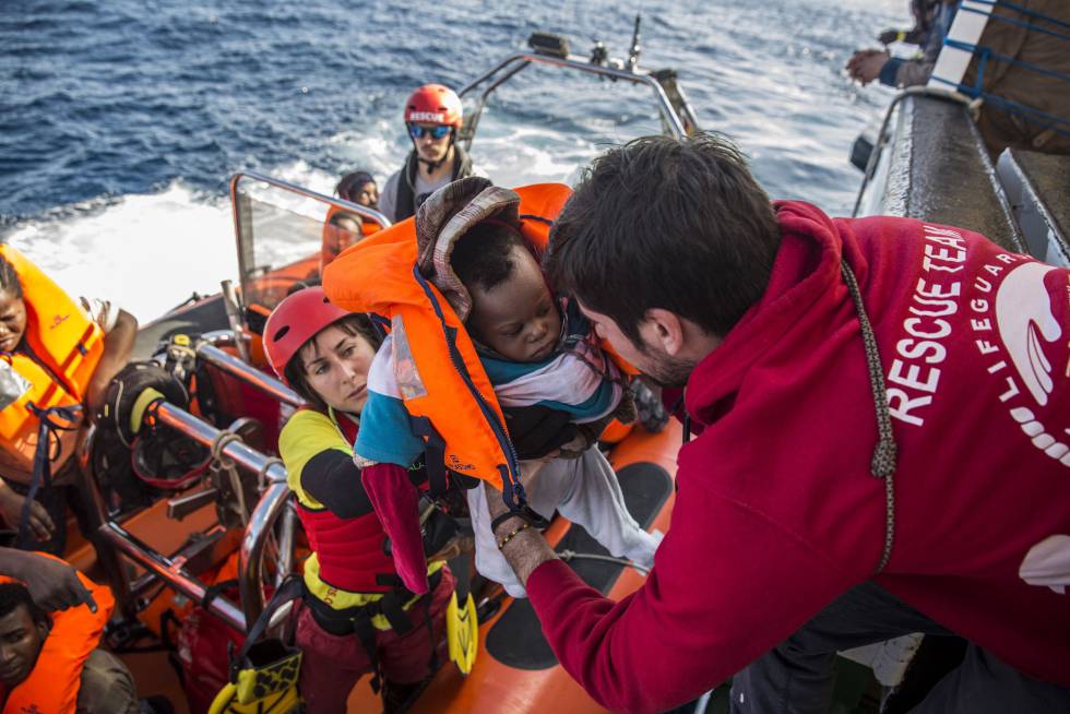 La tripulación del Open Arms, durante las tareas de rescate de 307 personas este viernes frente a las costas libias.