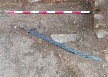 Hallada en Castellón una espada medieval íntegra bajo el suelo de mortero de una fortificación