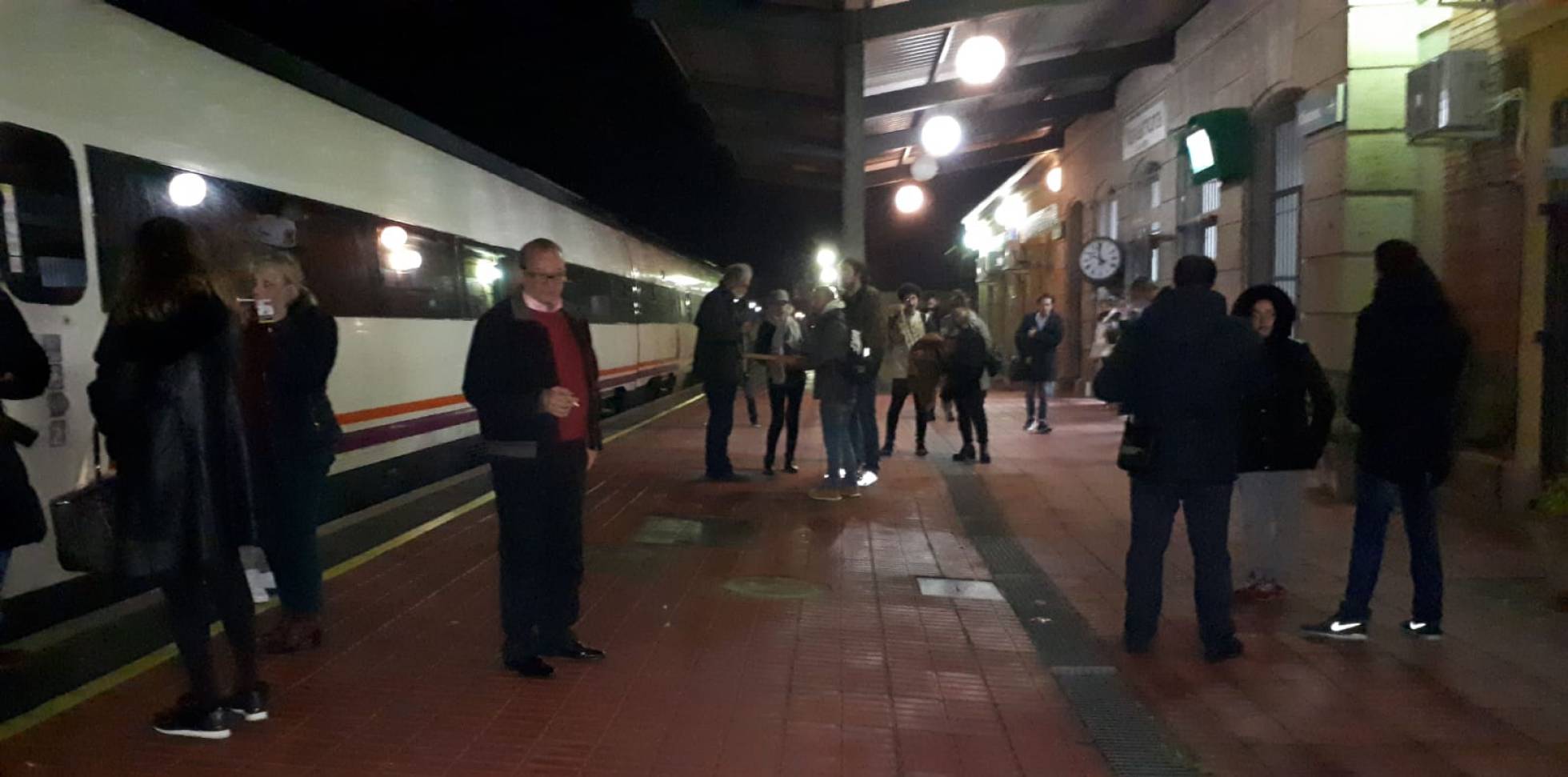 Los pasajeros del tren averiado, en la estación de Navalmoral de la Mata, Cáceres. 