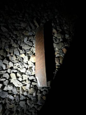 El trozo de madera que se encontraron los operarios de Adif y provocó el descarrilamiento.