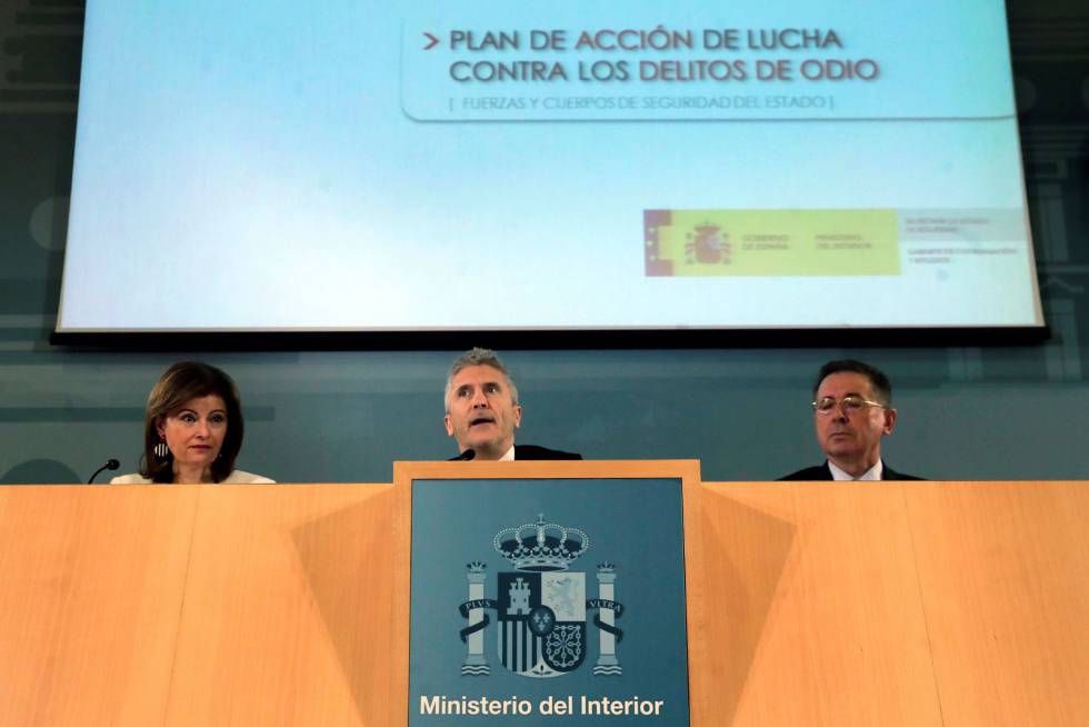 Fernando Grande-Marlaska junto a la Secretaria de Estado de Seguridad, Ana Botella, en la presentaciÃ³n del llan contra los delitos de odio.