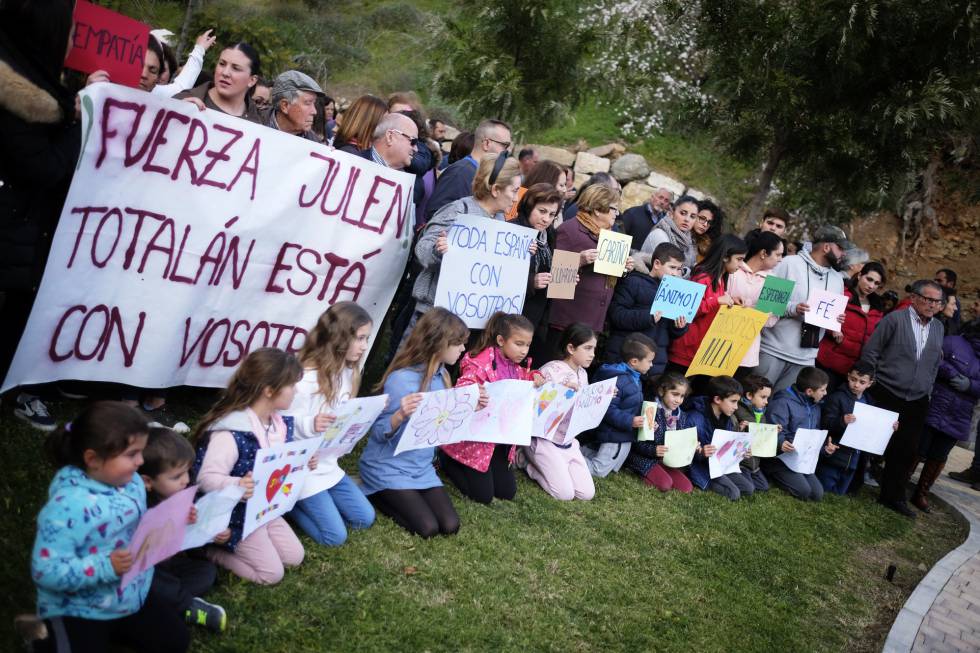 Vecinos de Totalán (Málaga) se concentran este miércoles en apoyo de los familiares de Julen.rn 