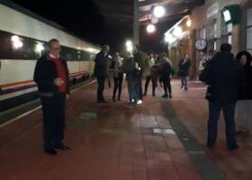 Piedras, hormigón y hasta carritos para parar un tren