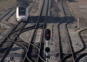 Piedras, hormigón y hasta carritos para parar un tren