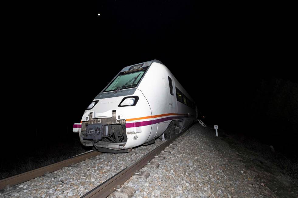 Imagen del tren que descarriló el lunes en Toledo.